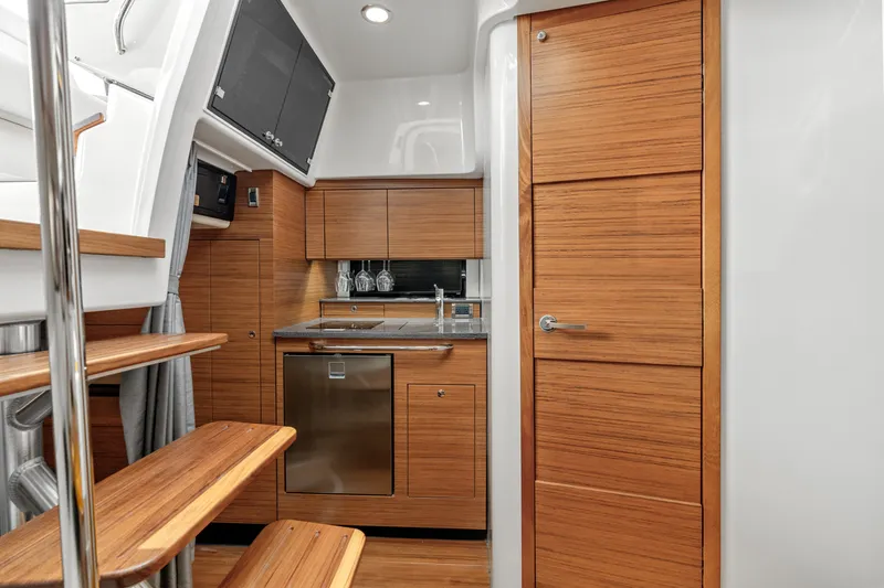 Slide: The Image of Boston Whaler 405 Conquest 2026 - 34