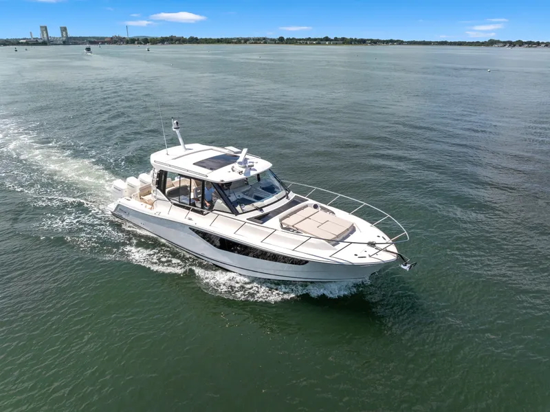 Slide: The Image of Boston Whaler 405 Conquest 2026 - 52