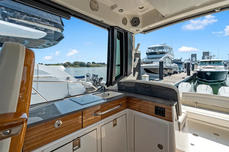 Slide: The Image of Boston Whaler 405 Conquest 2026 - 20