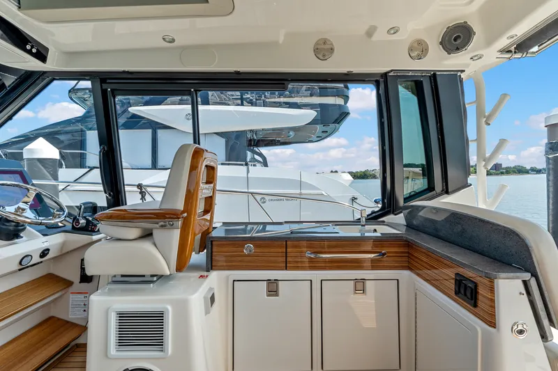 Slide: The Image of Boston Whaler 405 Conquest 2026 - 22