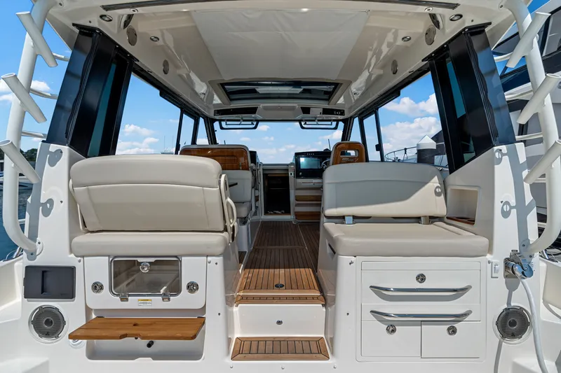 Slide: The Image of Boston Whaler 405 Conquest 2026 - 14