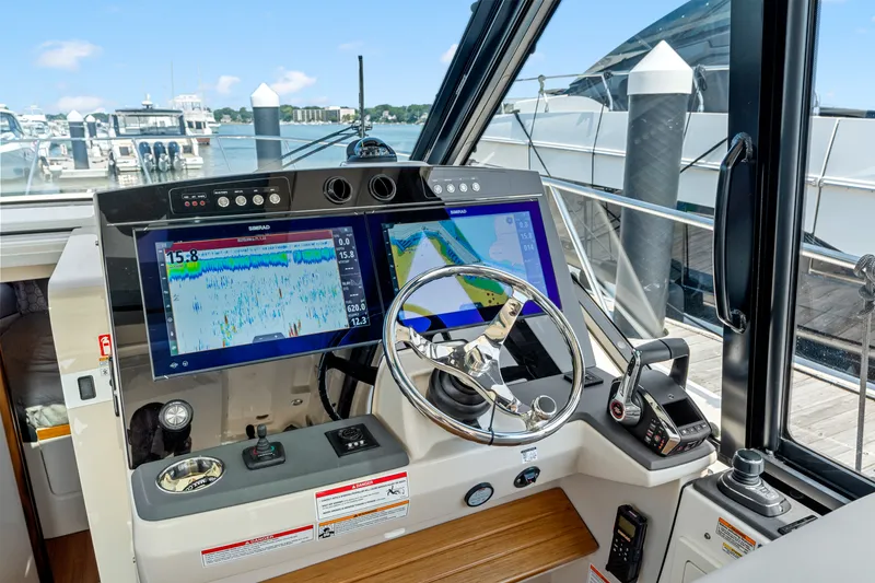Slide: The Image of Boston Whaler 405 Conquest 2026 - 24