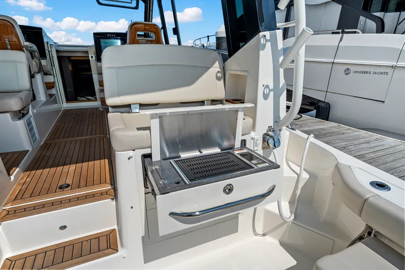 Slide: The Image of Boston Whaler 405 Conquest 2026 - 15