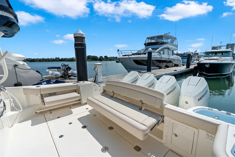 Slide: The Image of Boston Whaler 405 Conquest 2026 - 9