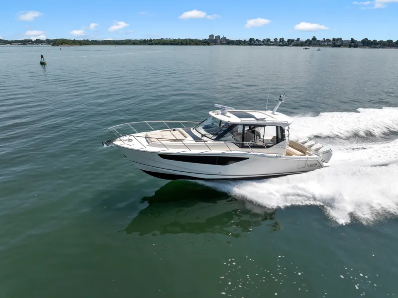 Slide: The Image of Boston Whaler 405 Conquest 2026 - 3