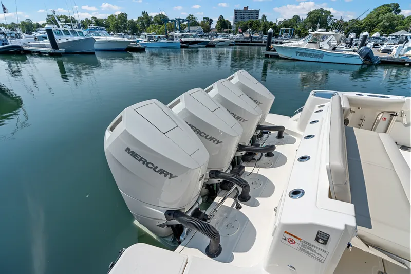 The Image of Boston Whaler 405 Conquest 2026 - 6