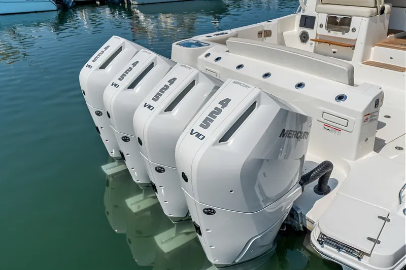 Slide: The Image of Boston Whaler 405 Conquest 2026 - 5