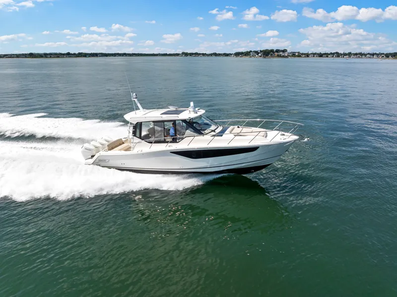 The Image of Boston Whaler 405 Conquest 2026 - 0