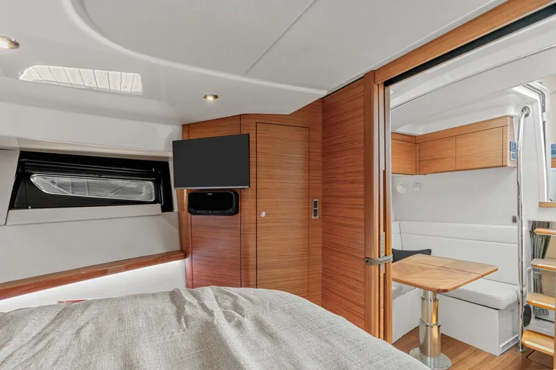 Slide: The Image of Boston Whaler 405 Conquest 2026 - 45