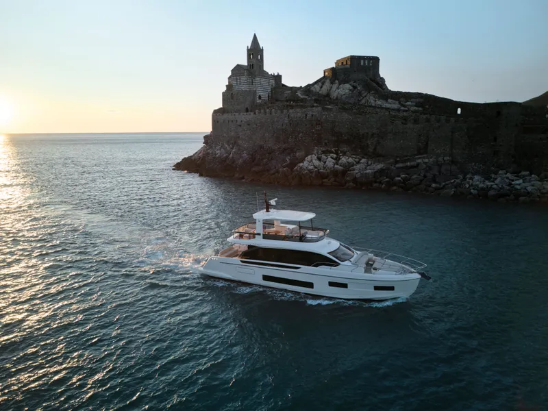 Slide: The Image of Azimut 62 FLY 2026 - 14