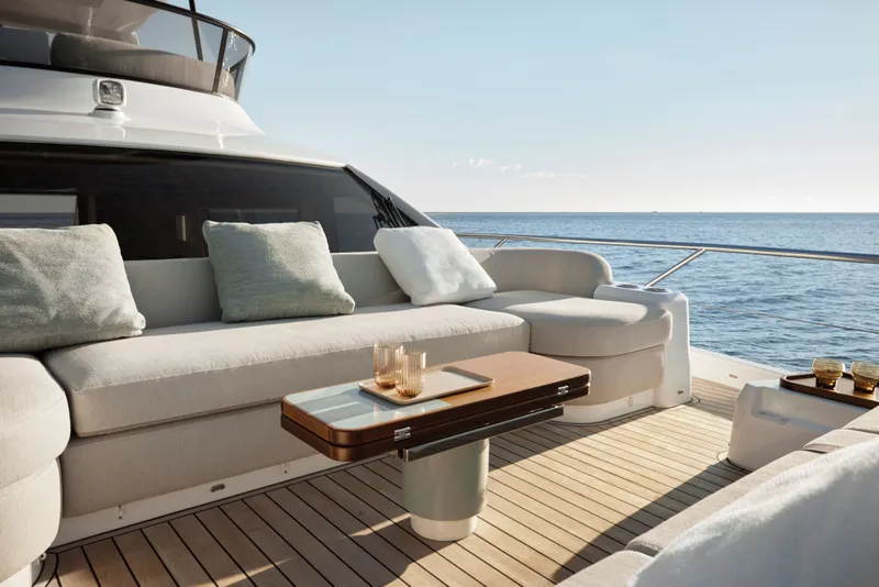 Slide: The Image of Azimut 62 FLY 2026 - 17