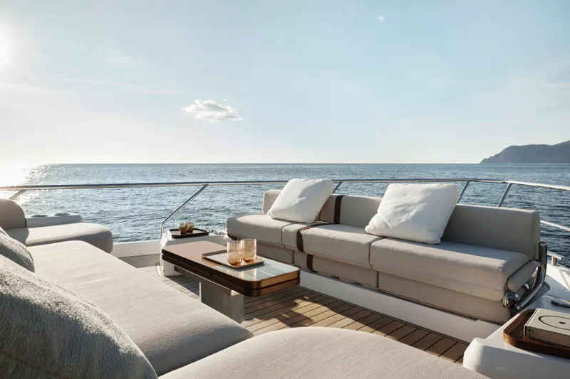 Slide: The Image of Azimut 62 FLY 2026 - 18