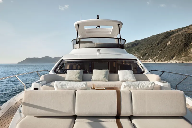 Slide: The Image of Azimut 62 FLY 2026 - 19