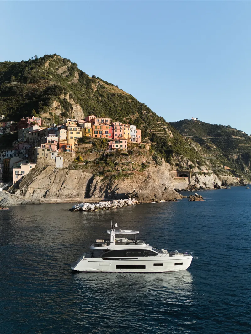 Slide: The Image of Azimut 62 FLY 2026 - 24