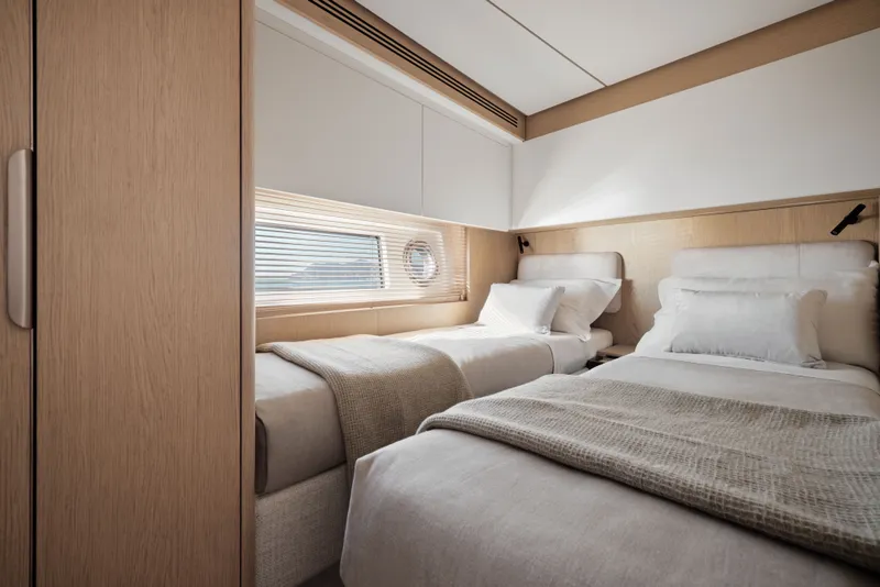 Slide: The Image of Azimut 62 FLY 2026 - 36