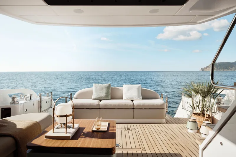 Slide: The Image of Azimut 62 FLY 2026 - 4