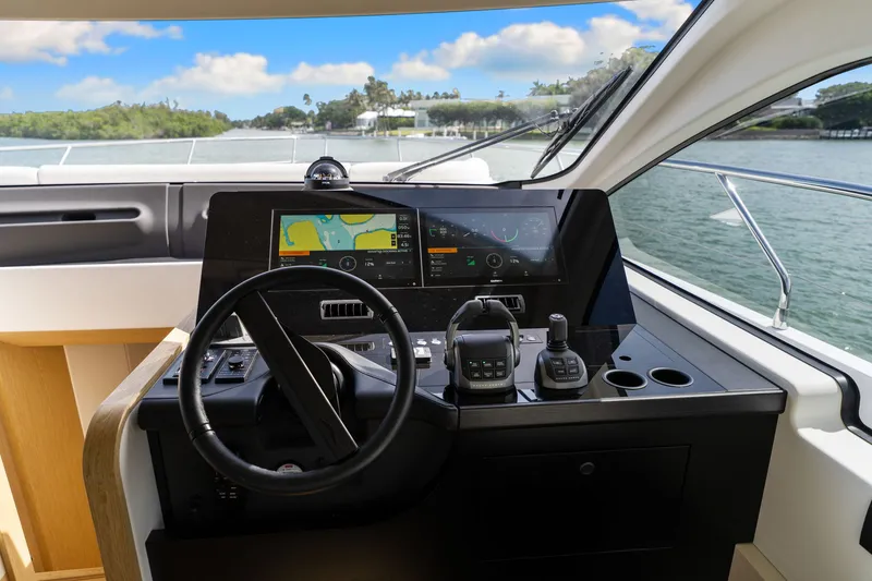 Slide: The Image of Azimut FLY 62 2026 - 40