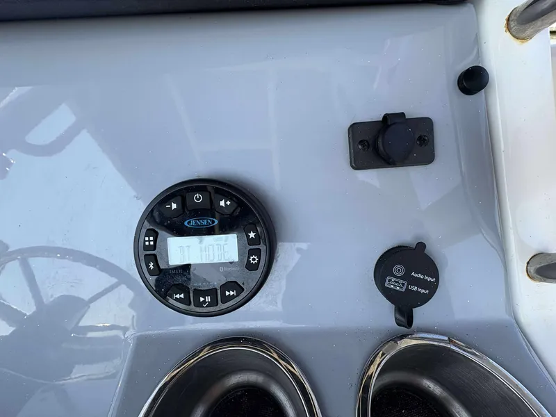 Slide: The Image of Bayliner T20CC 2022 - 19