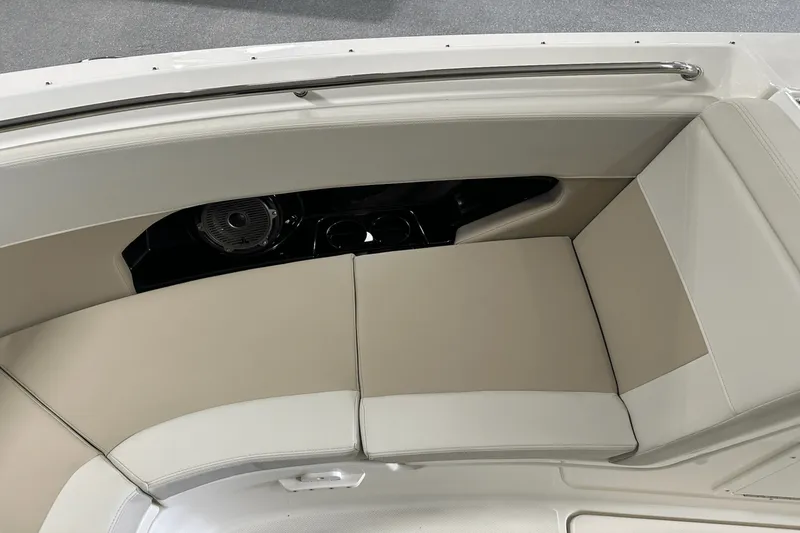 Slide: The Image of Boston Whaler 240 Vantage 2025 - 100