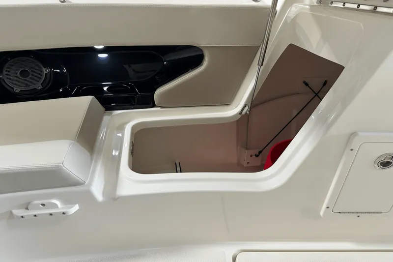 Slide: The Image of Boston Whaler 240 Vantage 2025 - 101