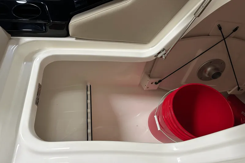 Slide: The Image of Boston Whaler 240 Vantage 2025 - 102