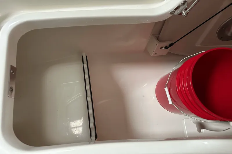 Slide: The Image of Boston Whaler 240 Vantage 2025 - 103