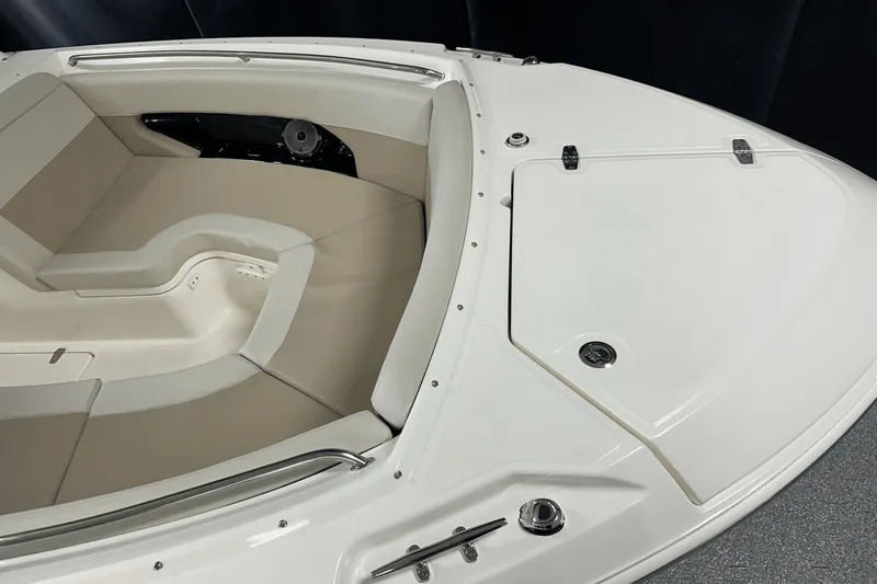 Slide: The Image of Boston Whaler 240 Vantage 2025 - 104