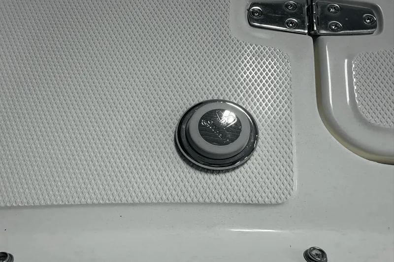 Slide: The Image of Boston Whaler 240 Vantage 2025 - 108