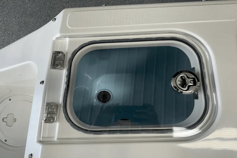 Slide: The Image of Boston Whaler 240 Vantage 2025 - 12