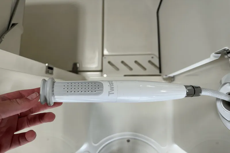 Slide: The Image of Boston Whaler 240 Vantage 2025 - 15