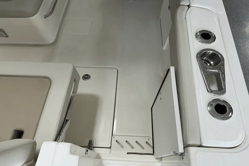 Slide: The Image of Boston Whaler 240 Vantage 2025 - 16