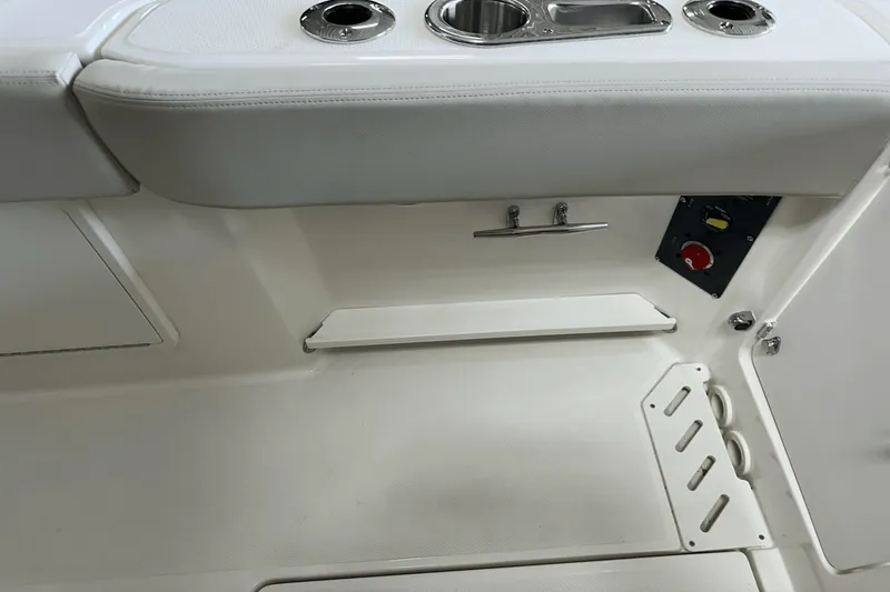 Slide: The Image of Boston Whaler 240 Vantage 2025 - 17