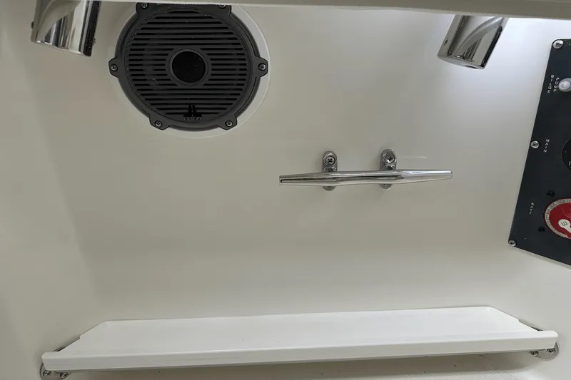 Slide: The Image of Boston Whaler 240 Vantage 2025 - 18