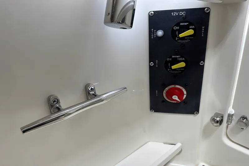 Slide: The Image of Boston Whaler 240 Vantage 2025 - 19