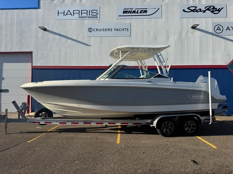 Slide: The Image of Boston Whaler 240 Vantage 2025 - 2