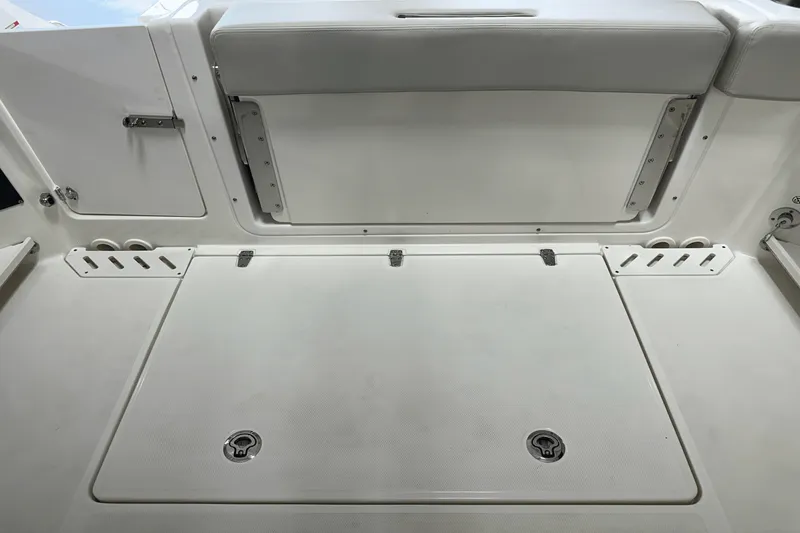 Slide: The Image of Boston Whaler 240 Vantage 2025 - 23