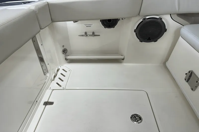 Slide: The Image of Boston Whaler 240 Vantage 2025 - 27