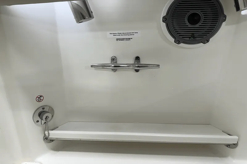 Slide: The Image of Boston Whaler 240 Vantage 2025 - 28