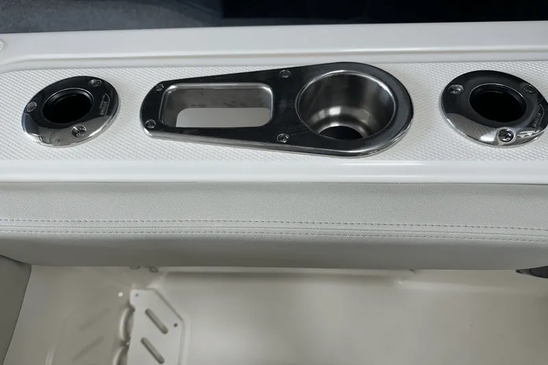 Slide: The Image of Boston Whaler 240 Vantage 2025 - 29