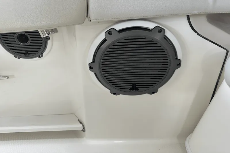 Slide: The Image of Boston Whaler 240 Vantage 2025 - 31