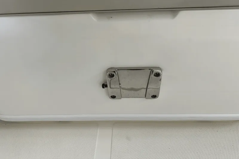 Slide: The Image of Boston Whaler 240 Vantage 2025 - 33