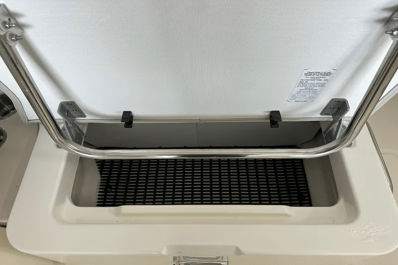 Slide: The Image of Boston Whaler 240 Vantage 2025 - 34