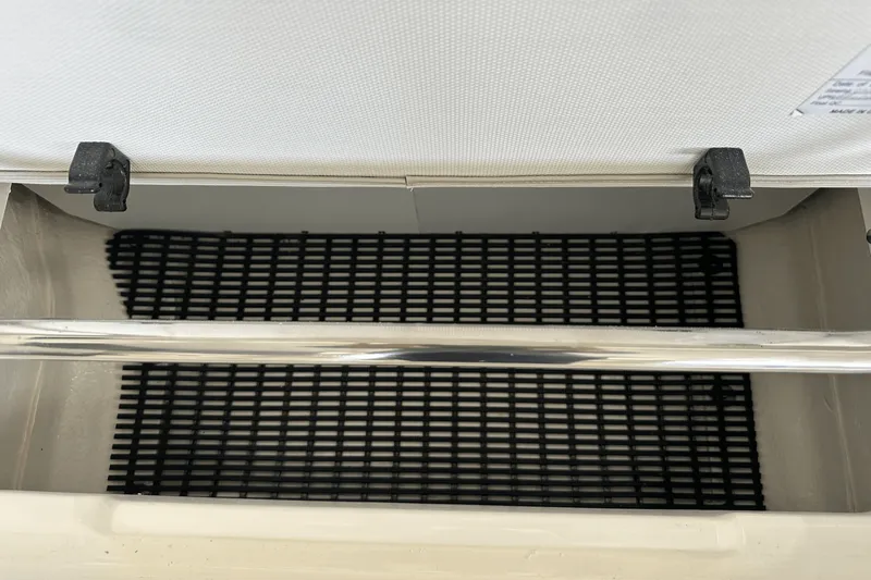 Slide: The Image of Boston Whaler 240 Vantage 2025 - 35