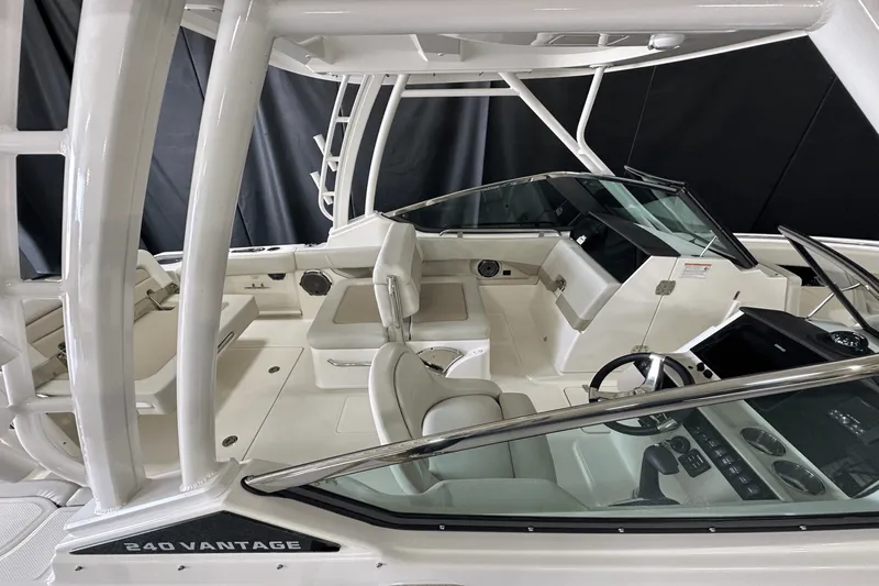 Slide: The Image of Boston Whaler 240 Vantage 2025 - 37