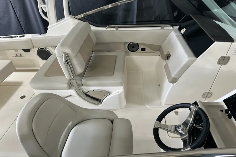Slide: The Image of Boston Whaler 240 Vantage 2025 - 38