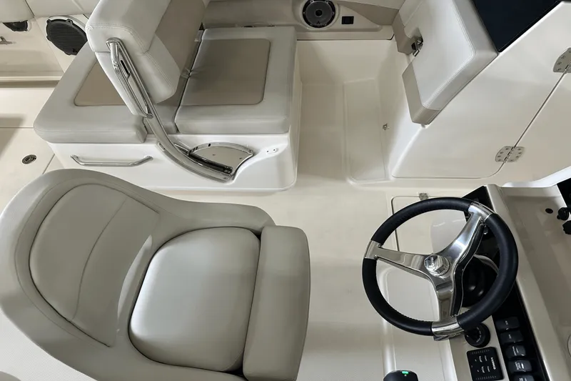 Slide: The Image of Boston Whaler 240 Vantage 2025 - 39