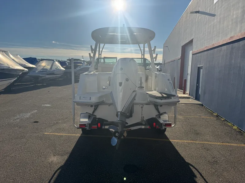 Slide: The Image of Boston Whaler 240 Vantage 2025 - 4