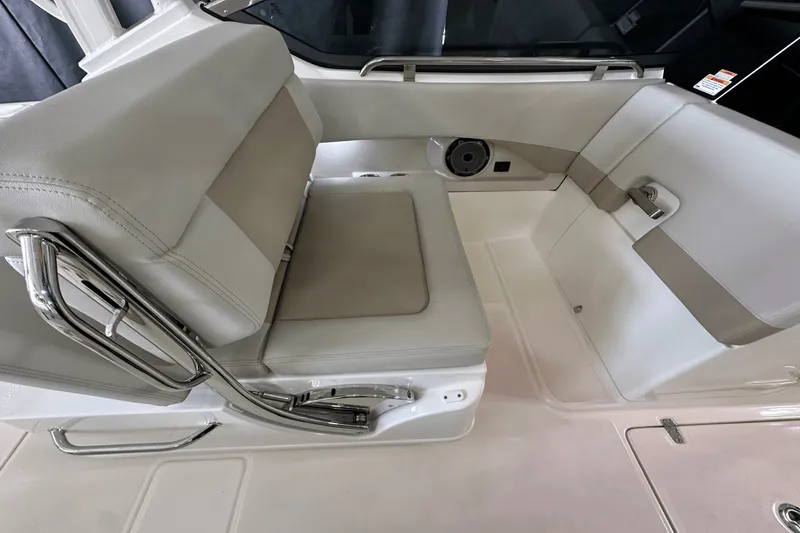 Slide: The Image of Boston Whaler 240 Vantage 2025 - 40