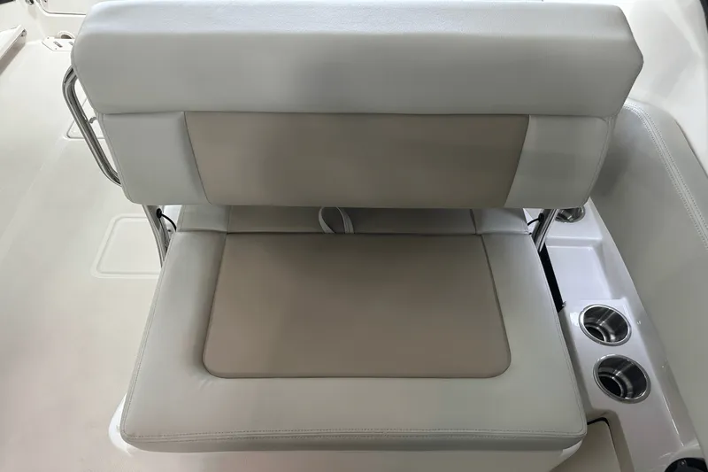 Slide: The Image of Boston Whaler 240 Vantage 2025 - 41