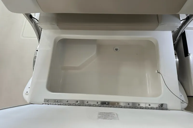 Slide: The Image of Boston Whaler 240 Vantage 2025 - 42